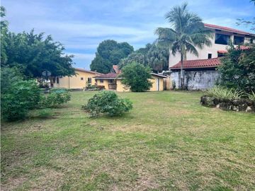 VENTA CASA DE PLAYA EN CORONADO 2,200M2 CERCA DE LA PLAYA