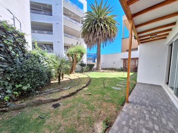 Se renta Departamento Dúplex, 3 Dorm., con amplio jardin privado de 160m2, Bellavista