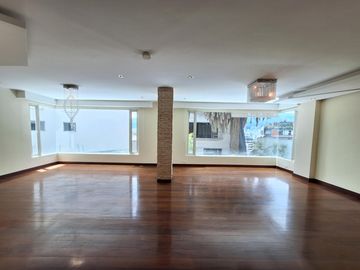 Se renta Departamento Dúplex, 3 Dorm., con amplio jardin privado de 160m2, Bellavista