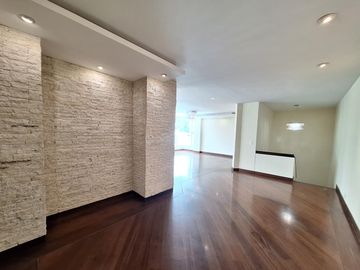 Se renta Departamento Dúplex, 3 Dorm., con amplio jardin privado de 160m2, Bellavista