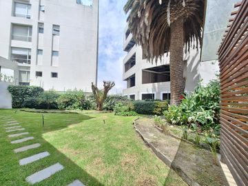 Se renta Departamento Dúplex, 3 Dorm., con amplio jardin privado de 160m2, Bellavista