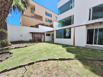 Se renta Departamento Dúplex, 3 Dorm., con amplio jardin privado de 160m2, Bellavista