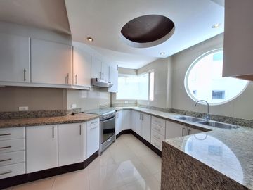 Se renta Departamento Dúplex, 3 Dorm., con amplio jardin privado de 160m2, Bellavista