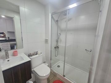 ARRIENDO ESTUDIO AMOBLADO CON ESTACIONAMIENTO EN ISLA TEJA