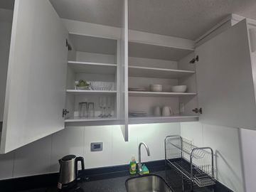 ARRIENDO ESTUDIO AMOBLADO CON ESTACIONAMIENTO EN ISLA TEJA