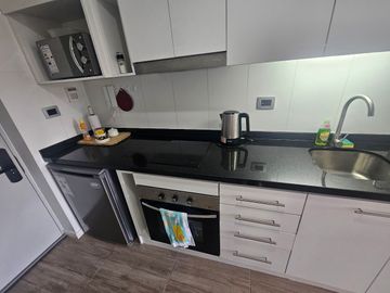 ARRIENDO ESTUDIO AMOBLADO CON ESTACIONAMIENTO EN ISLA TEJA
