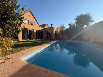 VENTA COMODA CASA EN SECTOR LOS MADEROS