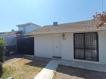 VENDO CASA DE UN PISO 2 HABITACIONES  UN BAÑO LINDO PATIO