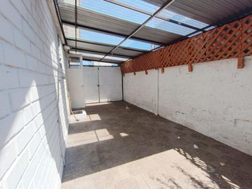 VENDO CASA DE UN PISO 2 HABITACIONES  UN BAÑO LINDO PATIO