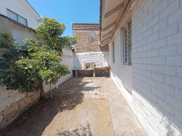 VENDO CASA DE UN PISO 2 HABITACIONES  UN BAÑO LINDO PATIO