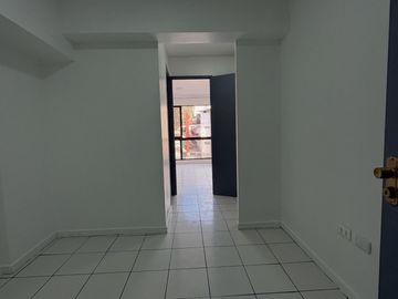 SE ARRIENDA OFICINA EN 2DO PISO CON ESTACIONAMIENTO