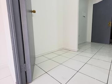 SE ARRIENDA OFICINA EN 2DO PISO CON ESTACIONAMIENTO