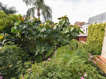 VENTA CASA 3 DORMITORIOS JARDIN, QUINCHO Y COCHERA