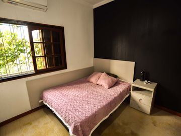 VENTA CASA 3 DORMITORIOS JARDIN, QUINCHO Y COCHERA