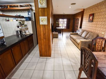 VENTA CASA 3 DORMITORIOS JARDIN, QUINCHO Y COCHERA