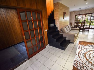 VENTA CASA 3 DORMITORIOS JARDIN, QUINCHO Y COCHERA