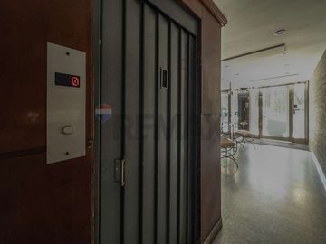 EXCELENTE PISO ENTERO CON BALCON EN P. CHACABUCO