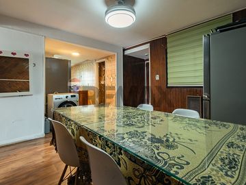 EXCELENTE PISO ENTERO CON BALCON EN P. CHACABUCO