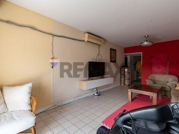 EXCELENTE PISO ENTERO CON BALCON EN P. CHACABUCO