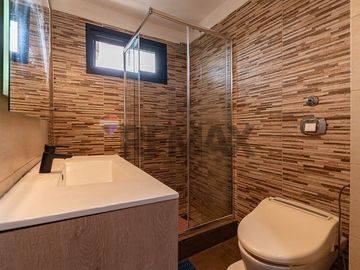 EXCELENTE PISO ENTERO CON BALCON EN P. CHACABUCO