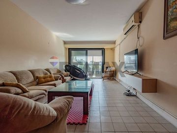 EXCELENTE PISO ENTERO CON BALCON EN P. CHACABUCO