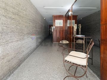 EXCELENTE PISO ENTERO CON BALCON EN P. CHACABUCO