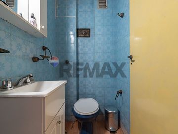 EXCELENTE PISO ENTERO CON BALCON EN P. CHACABUCO