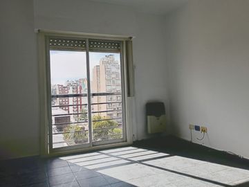 Departamento de tres ambientes con parque en p b