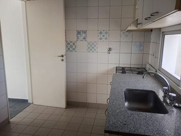 Departamento de tres ambientes con parque en p b