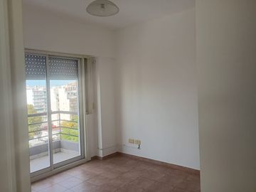 Departamento de tres ambientes con parque en p b