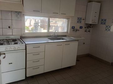 Departamento de tres ambientes con parque en p b