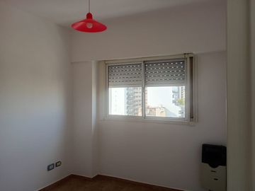 Departamento de tres ambientes con parque en p b