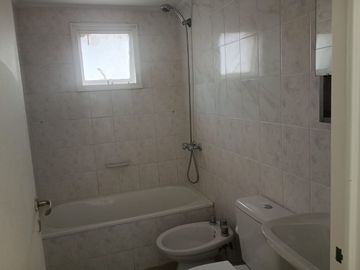 Departamento de tres ambientes con parque en p b