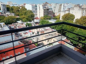 Departamento de tres ambientes con parque en p b