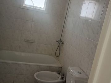 Departamento de tres ambientes con parque en p b