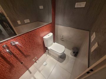 Venta oficina tipo casa con pileta, Martinez