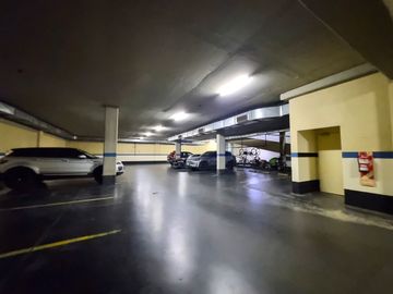 VENTA OFICINA BELGRANO CON DOS COCHERAS INVERSOR