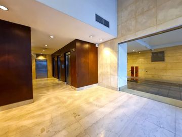 VENTA OFICINA BELGRANO CON DOS COCHERAS INVERSOR