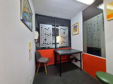 VENTA OFICINA BELGRANO CON DOS COCHERAS INVERSOR