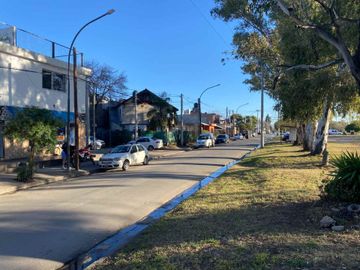VENTA LOCAL más 2 deptos Centro América Córdoba