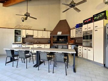 CHALET 5 AMB PISCINA  MAS PH 3 AMB  LOTE PROPIO