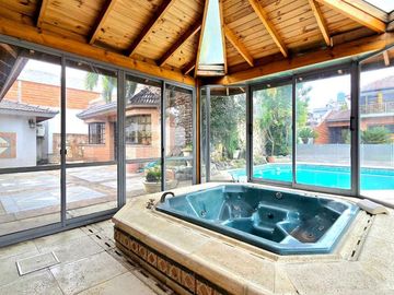 CASA CHALET 5 AMB. PISCINA SAUNA JACUZZI COCHERA