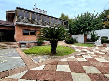 CASA CHALET 5 AMB. PISCINA SAUNA JACUZZI COCHERA