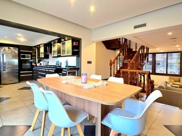 CASA CHALET 5 AMB. PISCINA SAUNA JACUZZI COCHERA