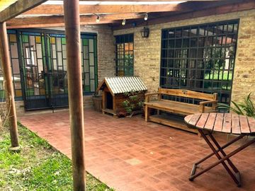 CASA EN VENTA CON PILETA Y AMPLIO TERRENO MORENO