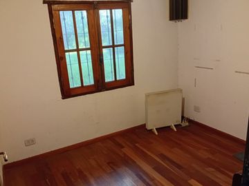 CASA EN VENTA CON PILETA Y AMPLIO TERRENO MORENO