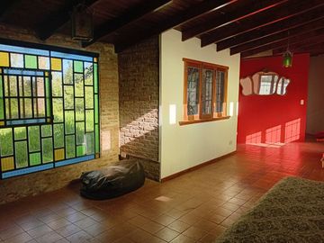 CASA EN VENTA CON PILETA Y AMPLIO TERRENO MORENO