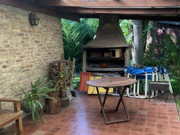 CASA EN VENTA CON PILETA Y AMPLIO TERRENO MORENO