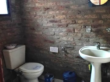 CASA EN VENTA CON PILETA Y AMPLIO TERRENO MORENO