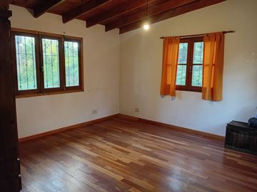 CASA EN VENTA CON PILETA Y AMPLIO TERRENO MORENO